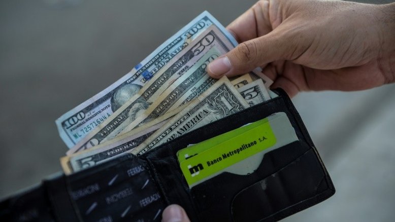 Governo de Cuba vai comprar dólar na taxa informal para captar divisas