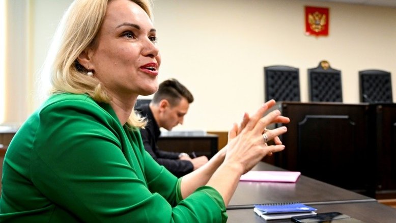 O arriscado retorno à Rússia da jornalista crítica à guerra Marina Ovsiannikova