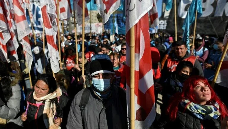 Manifestantes levantam acampamento no centro de Buenos Aires