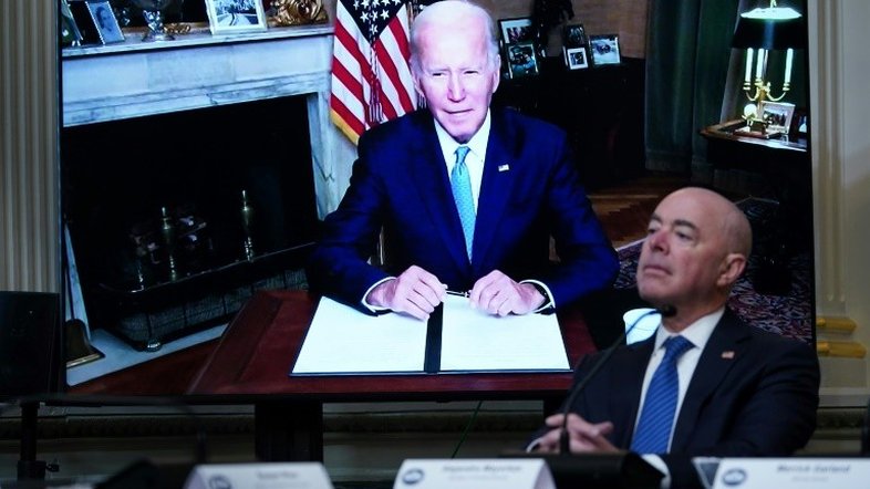 Vitória do direito ao aborto no Kansas reforça estratégia de Biden para novembro