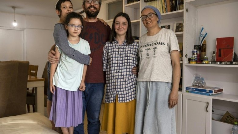 Família ucraniana se refugia em colônia israelense na Cisjordânia ocupada