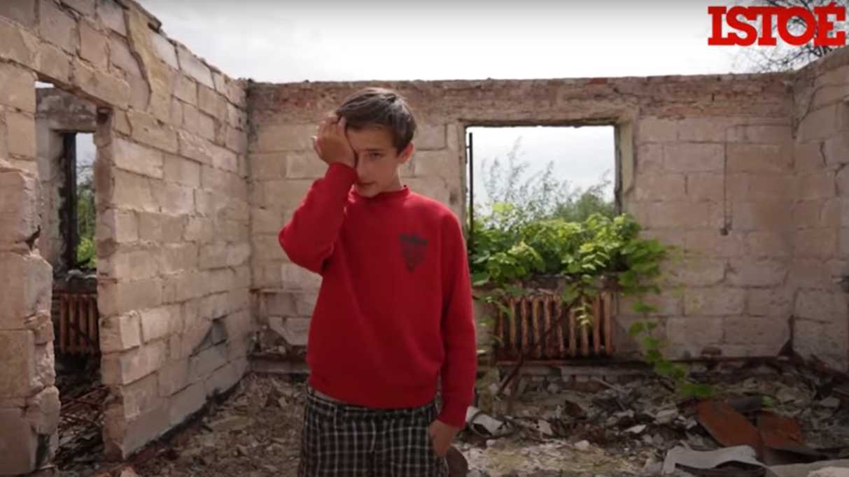 Adolescente tenta reconstruir a casa de sua família após bombardeio na Ucrânia