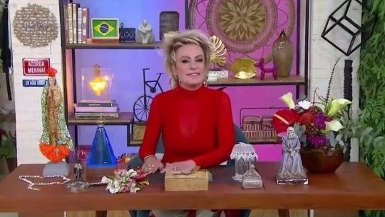 Após início da campanha eleitoral, Ana Maria Braga surge de 'vermelho' em programa