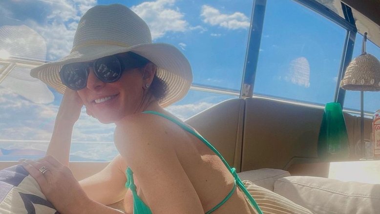 Ana Paula Padrão aparece em clique raro usando biquíni: 'Aproveite'