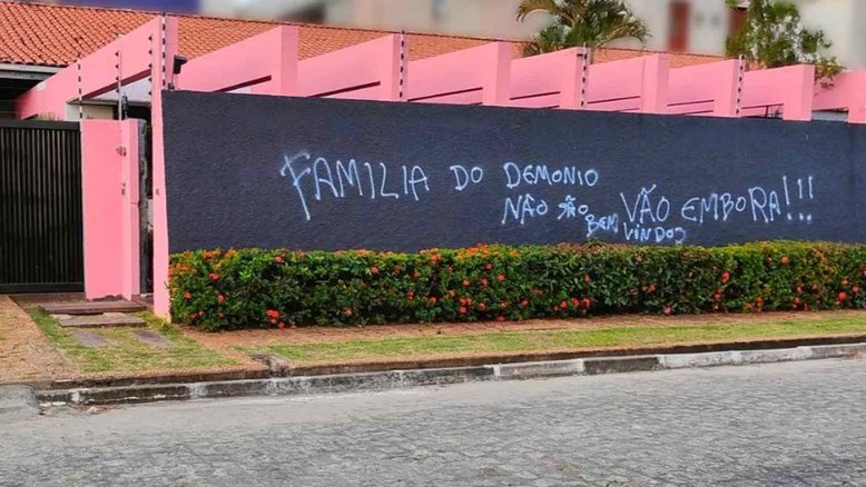 PB: Brasileiro com oito esposas tem mansão pichada