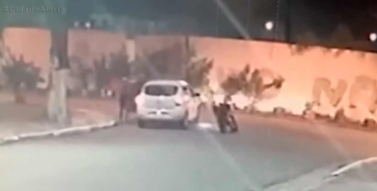 Ator que viveu o bebê da novela Barriga de Aluguel é assassinado no Rio de Janeiro 3 Imagens de câmeras de segurança divulgadas nesta terça-feira (23), mostram que o carro de Moreira foi parado por dois homens em uma moto no dia 22 de junho em Marechal Hermes. Foto: Reprodução Youtube