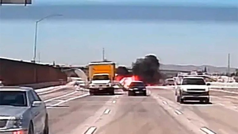 Vídeo: Avião faz pouso de emergência e pega fogo no meio de rodovia nos EUA