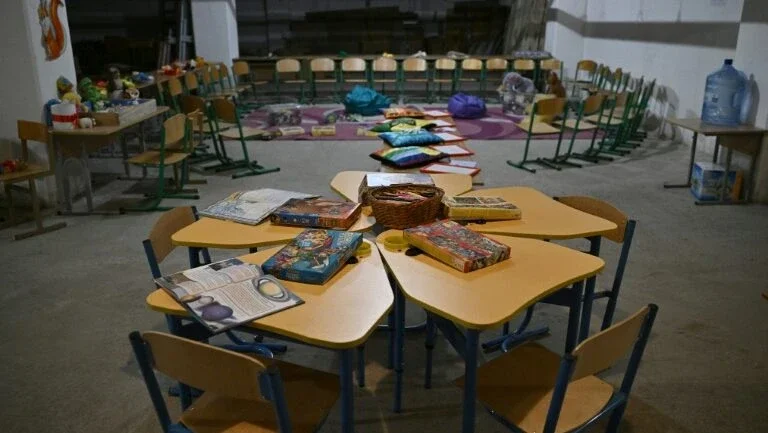 Ucrânia se prepara para volta às aulas em abrigos ao ritmo das sirenes