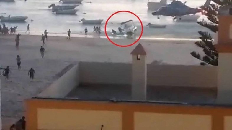 Vídeo: Polícia impede que multidão saqueie barco com maconha após perseguição