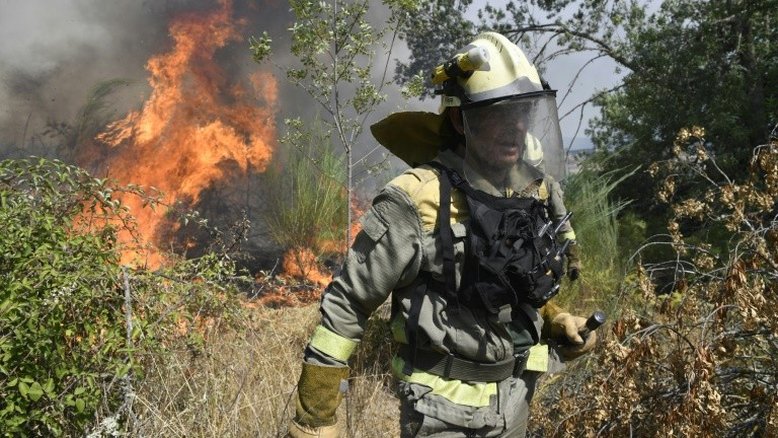 Incêndio em Valência, na Espanha, resiste à chuva e aos bombeiros