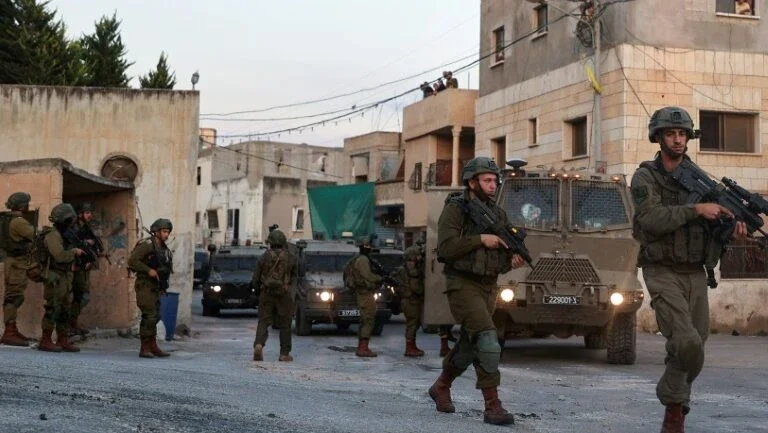 Israel derruba casas de palestinos suspeitos de ataque mortal com machado