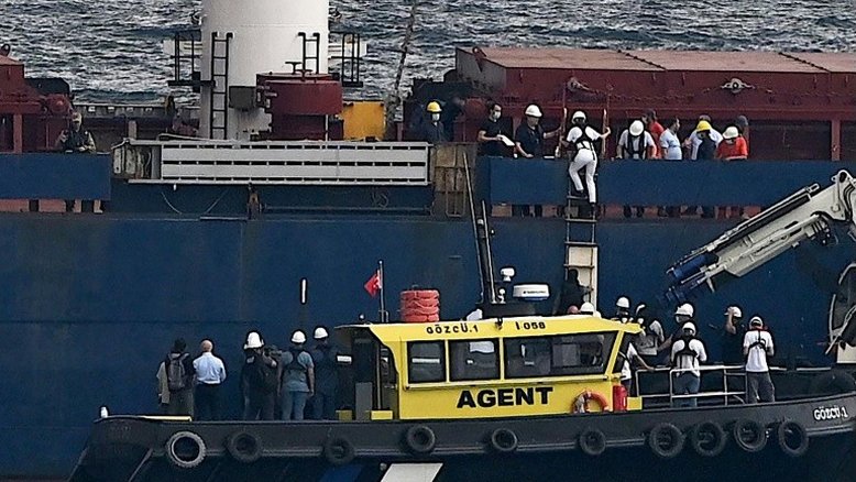Primeiro navio com grãos ucranianos passa por inspeção na Turquia