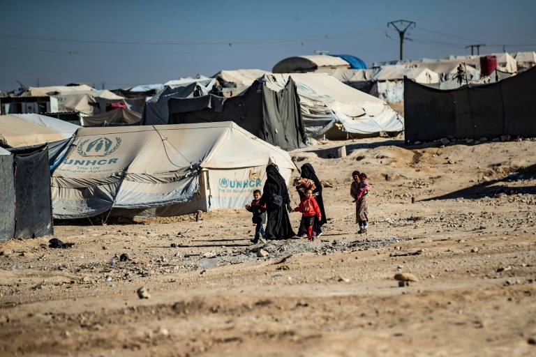 Cerca de 700 iraquianos vinculados ao Estado Islâmico são transferidos da Síria ao Iraque