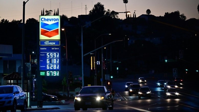 Consumo se mantém forte nos EUA graças à queda nos preços da gasolina