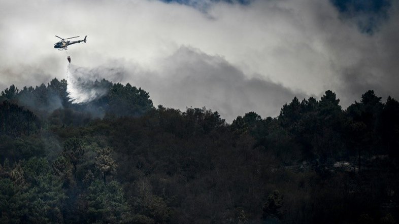 Portugal, em estado de alerta, continua lutando contra vários incêndios