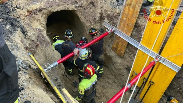 Homem é resgatado de túnel possivelmente escavado para roubar banco em Roma