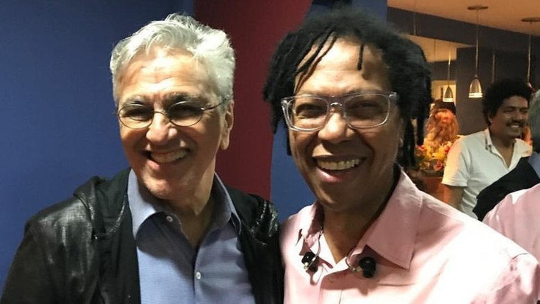 Neurocirurgião explica tremor essencial, doença diagnosticada em Caetano Veloso e Djavan