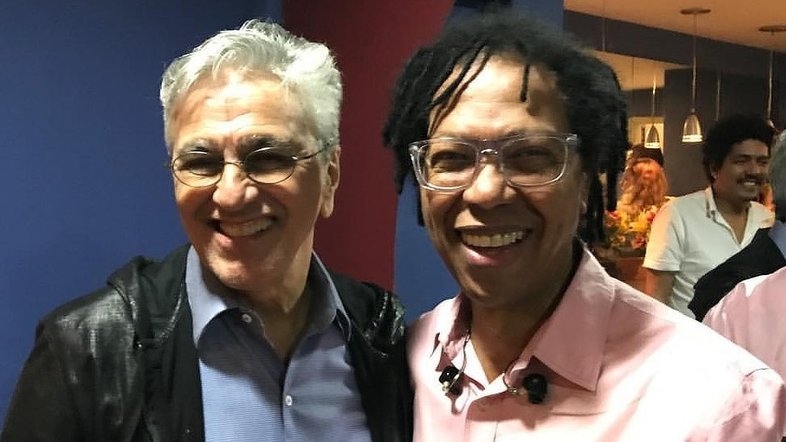 Neurocirurgião explica tremor essencial, doença diagnosticada em Caetano Veloso e Djavan