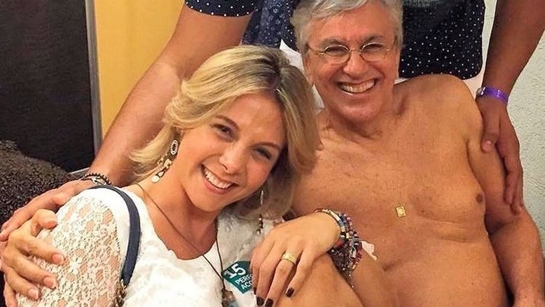 Carla Perez é criticada na web após postar clique com o Caetano Veloso de cueca