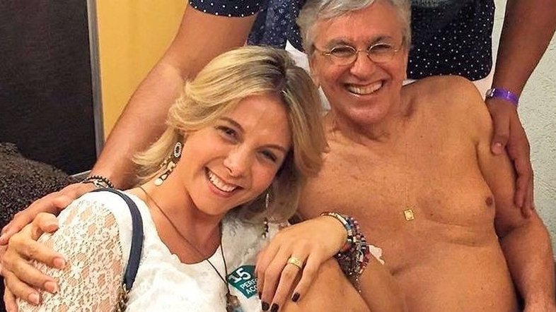 Carla Perez é criticada na web após postar clique com o Caetano Veloso de cueca