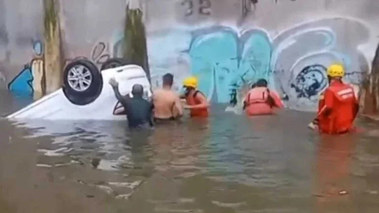 PE: Idosa morre afogada após entrar com carro em túnel alagado por chuvas