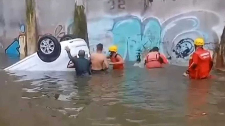 PE: Idosa morre afogada após entrar com carro em túnel alagado por chuvas