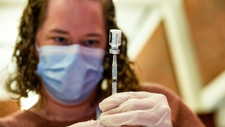 EUA autorizam novas versões de vacinas Pfizer e Moderna contra variante ômicron
