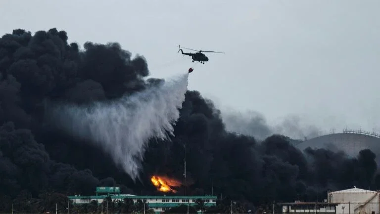 Bombeiros avançam para apagar incêndio em tanques de petróleo em Cuba