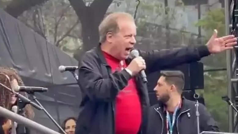 'Tá chegando a hora, Tchutchuca vai embora', diz Chico Pinheiro sobre Bolsonaro