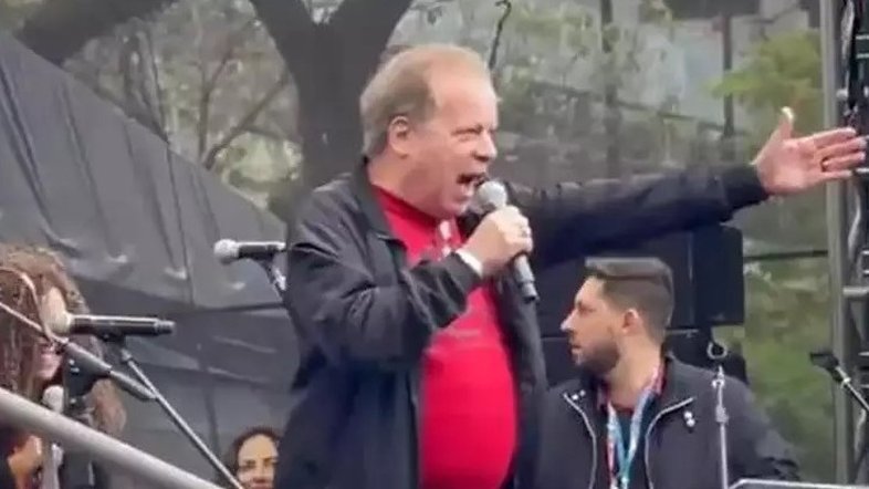 'Tá chegando a hora, Tchutchuca vai embora', diz Chico Pinheiro sobre Bolsonaro
