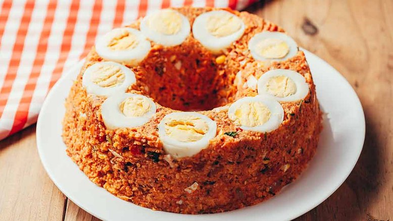 Receita clássica de cuscuz paulista com sardinha é fácil e rápida de fazer (Foto: iStock)