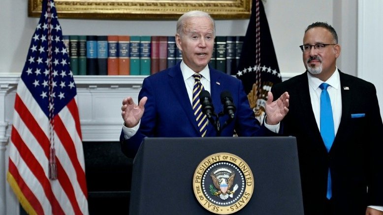 Biden anuncia alívio para egressos do ensino superior endividados