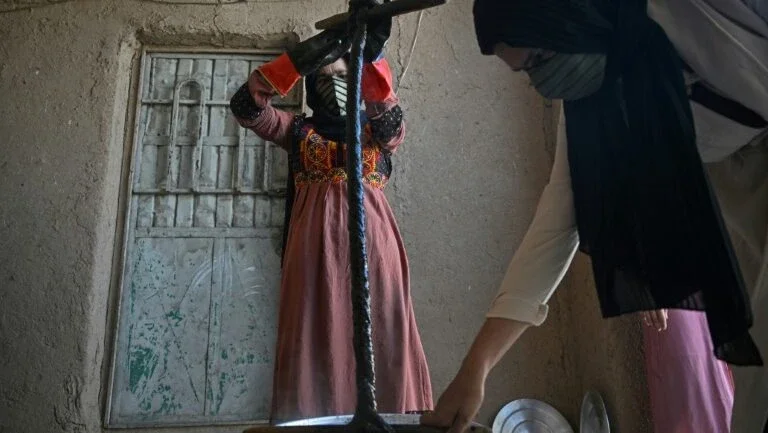 As mulheres afegãs que ainda trabalham, apesar dos talibãs