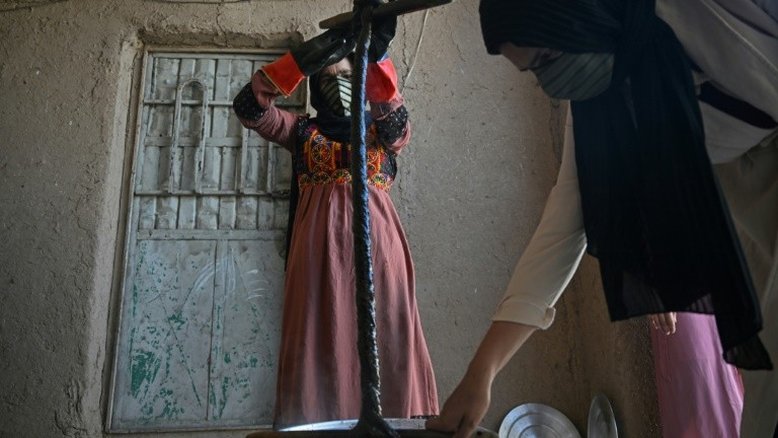 As mulheres afegãs que ainda trabalham, apesar dos talibãs