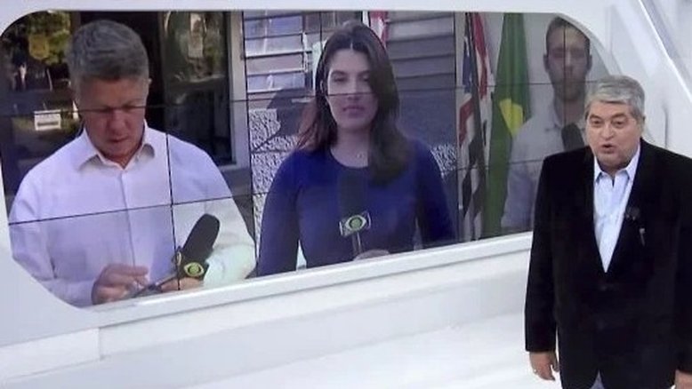Datena aplica 'punição' ao vivo em repórter que estava mexendo no celular