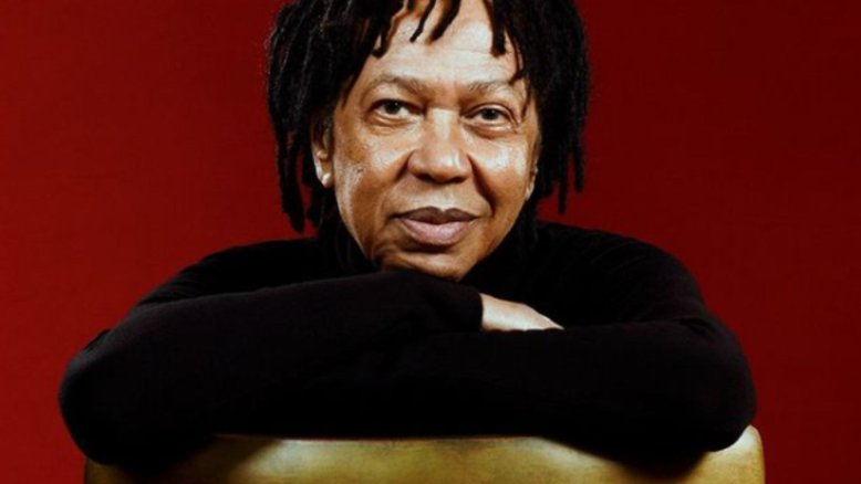 'Está ótimo e com saúde', diz equipe de Djavan após fake news da internação do cantor