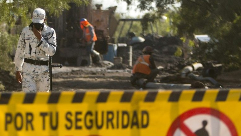 Familiares aguardam a iminente entrada de mergulhadores na mina com 10 mineiros presos no México