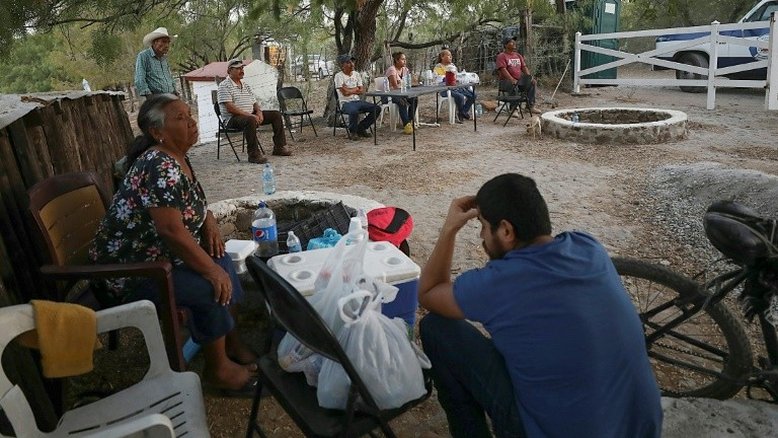 Parentes de mineradores presos sob a terra no México mantêm a fé diante de resgate díficil