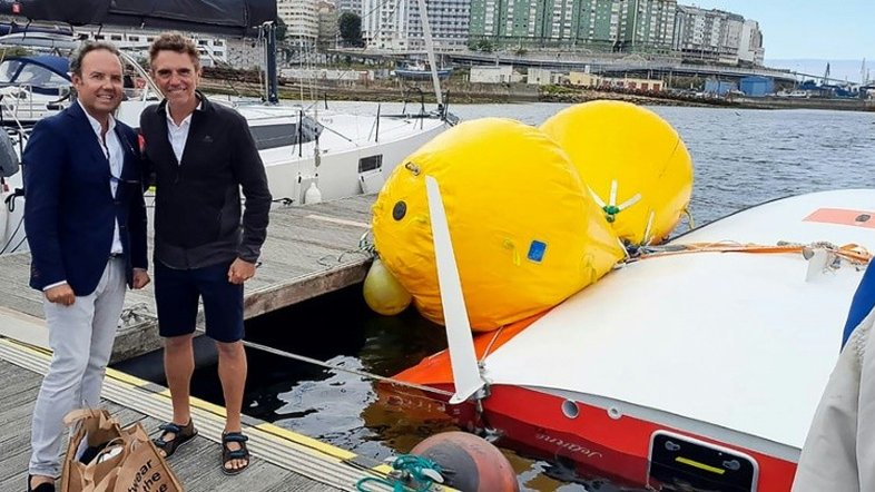 Resgate quase 'impossível': navegante francês sobrevive 16 horas sob veleiro virado