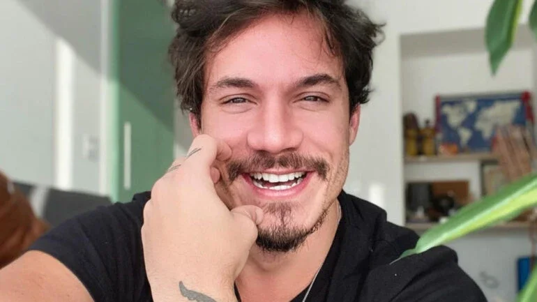 Ex-BBB Eliezer realiza transplante de cabelo e barba para 