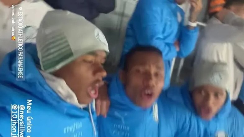 Endrick assiste jogo na torcida do Palmeiras na Arena da Baixada; veja o vídeo