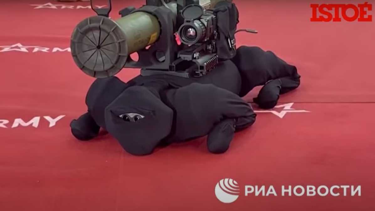Exército russo mostra 'cachorro-robô' equipado com bazuca