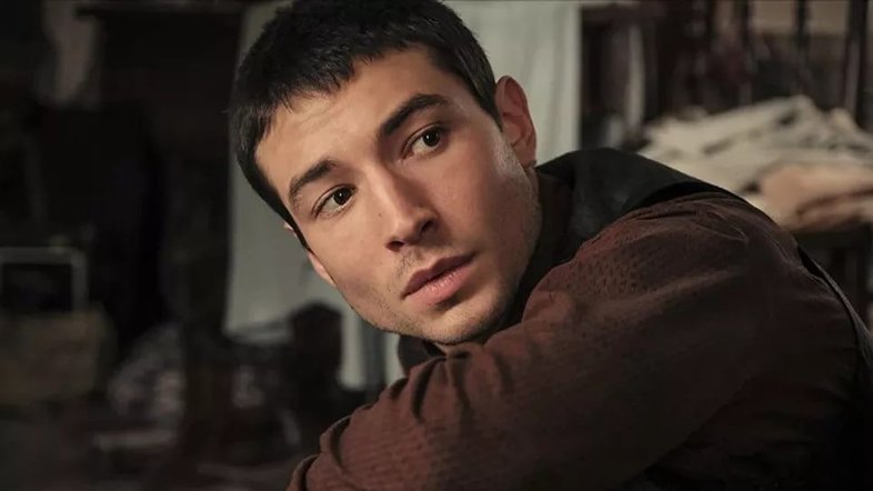 Ezra Miller é indiciado por roubar uma residência nos Estados Unidos