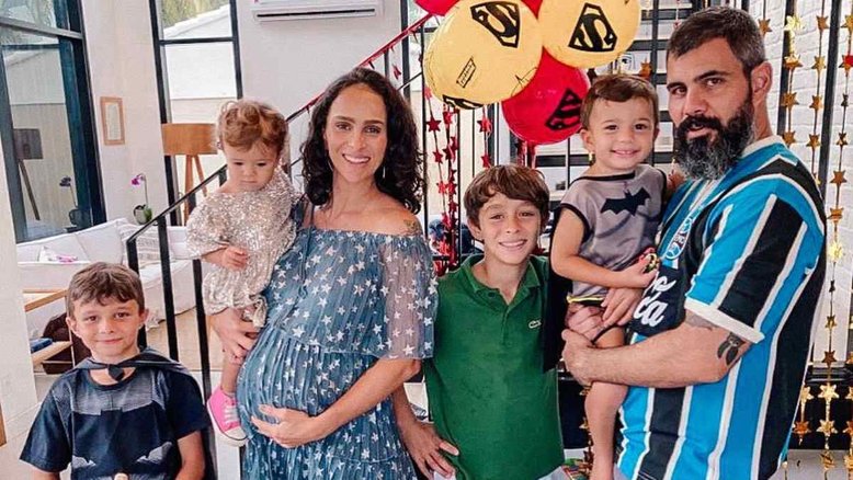 Acompanhando filha na UTI, mulher de Juliano Cazarré diz que está com saudades do ator