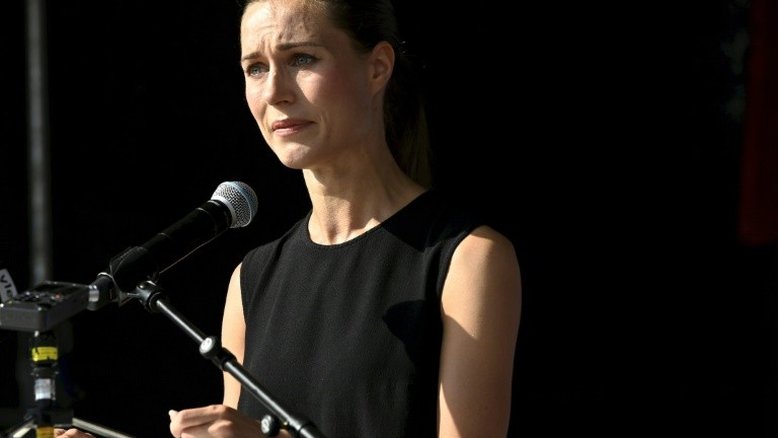 À beira das lágrimas, primeira-ministra da Finlândia defende suas festas particulares