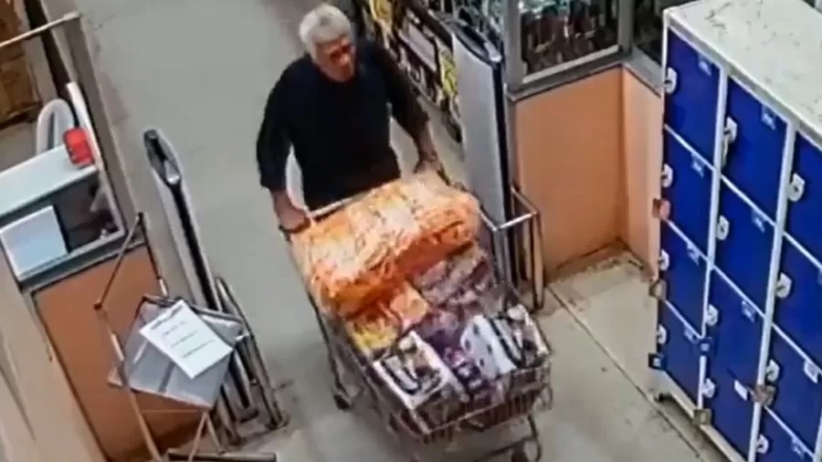 Homem é flagrado furtando mais de 120 kg de carnes em supermercado na Bahia