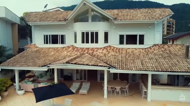 Mansão de Hebe Camargo na praia está à venda e fotos impressionam