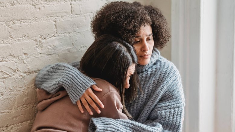 mulheres se abraçando e chorando, brigas no relacionamento