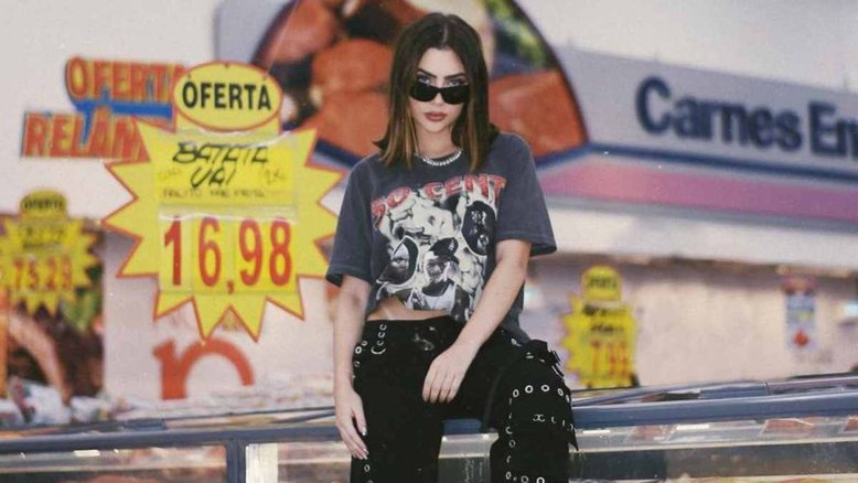 Jade Picon faz ensaio em mercado e web não perdoa: 'Olha o preço da batata'