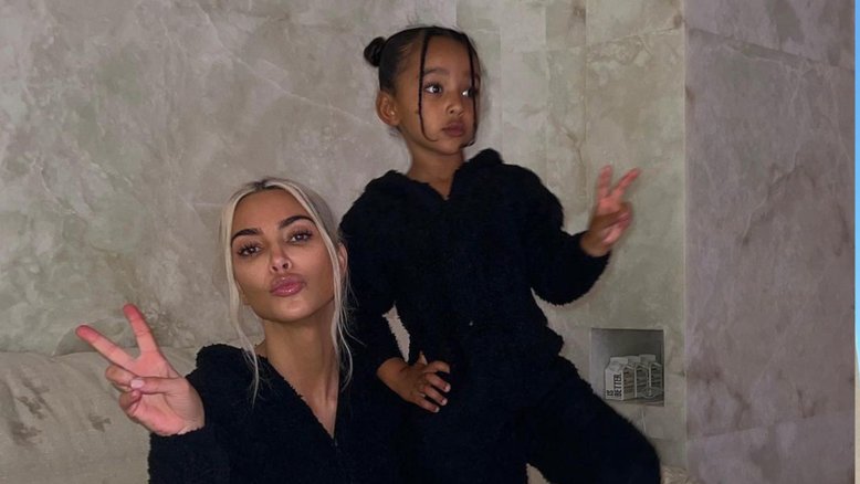 Kim Kardashian grava filha cantando e leva bronca: ‘Apague isso’